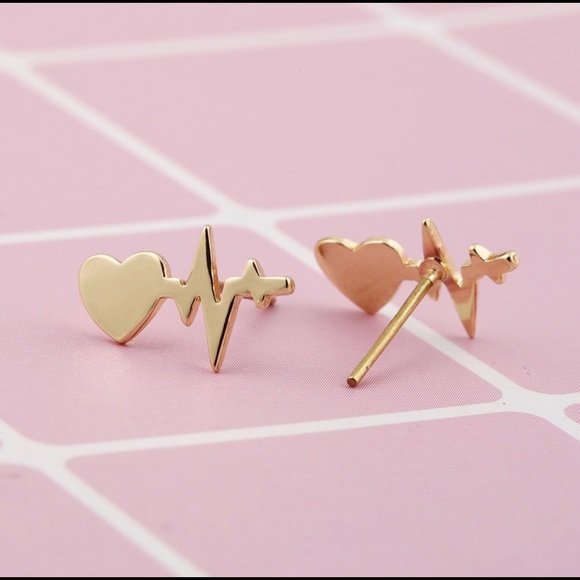 🆕 Gold Heart Stud earrings - Picture 2 of 2